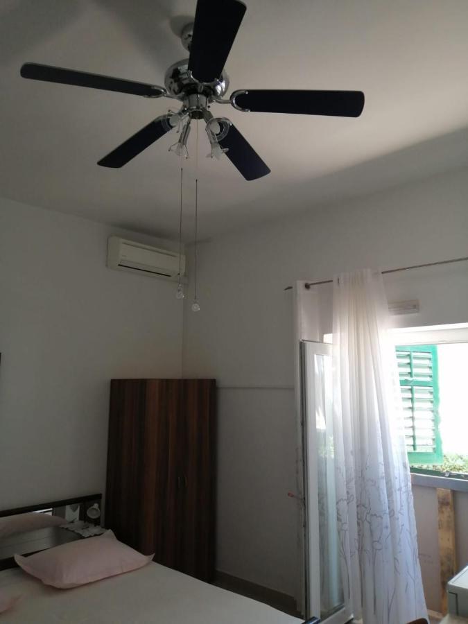 Omis Apartment On The Beach Exterior foto